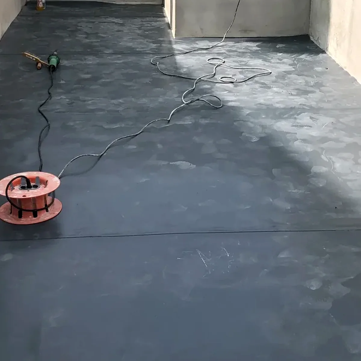 Lavoro reale — cantiere in lavorazione: fondo in antracite