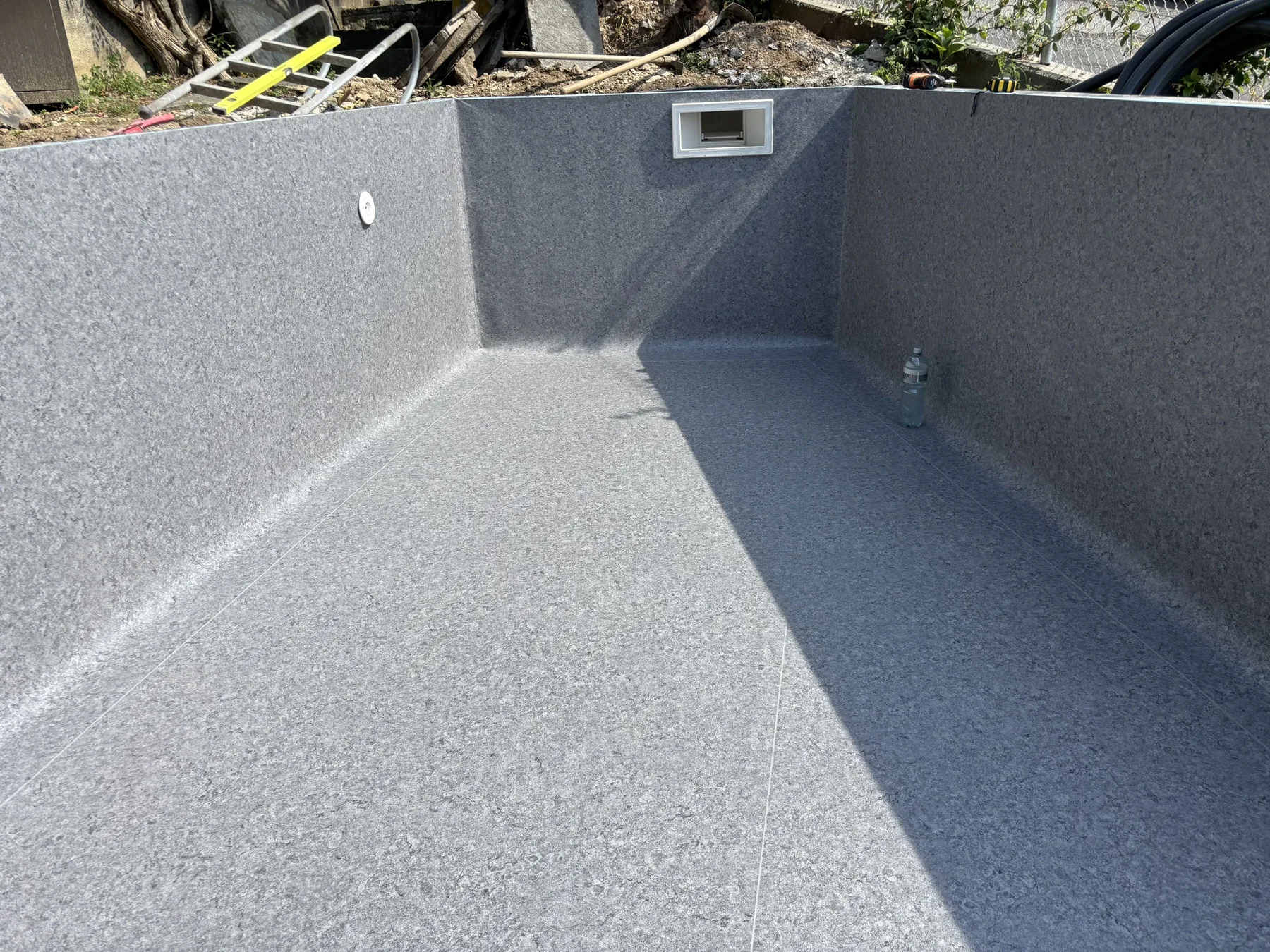 Lavoro reale — vasca in PVC armato grigio chiaro