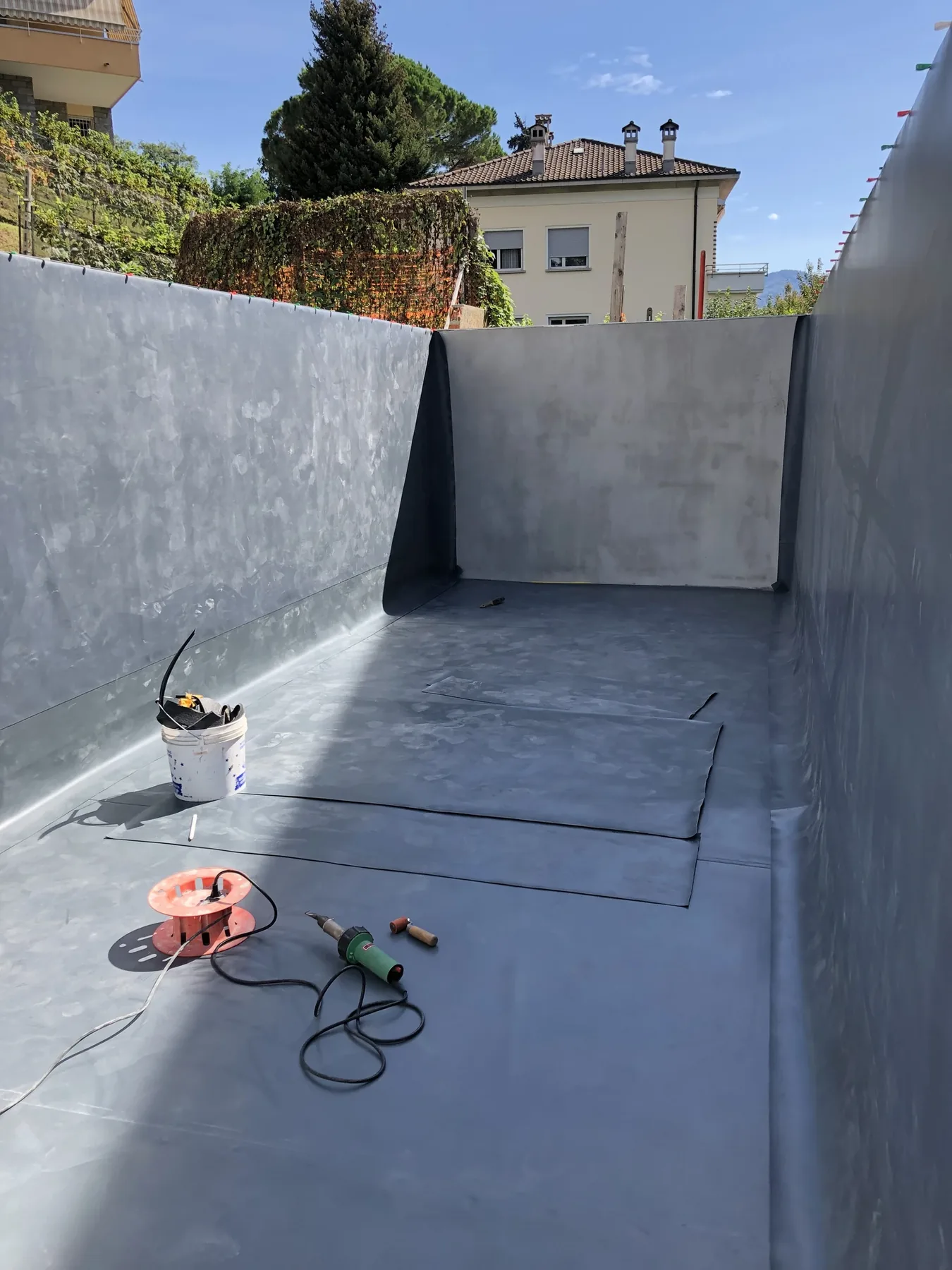 Posa reale delle pareti in PVC armato con aggancio al profilo