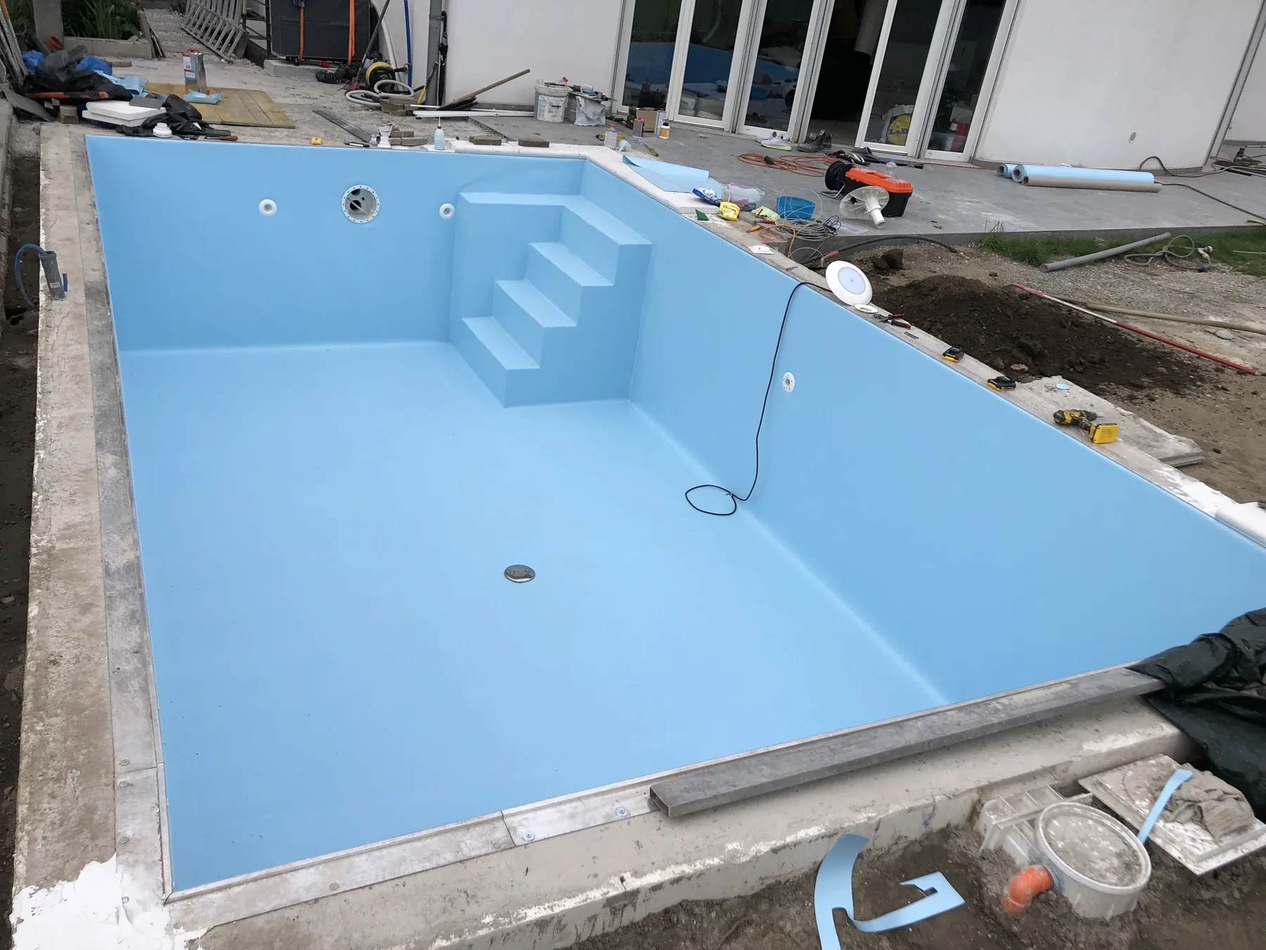 Lavoro reale — vasca finita in PVC armato azzurro
