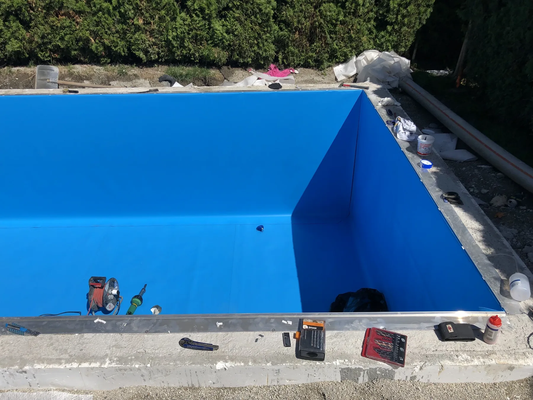 Lavoro reale — vasca azzurra in posa, vista dall'alto