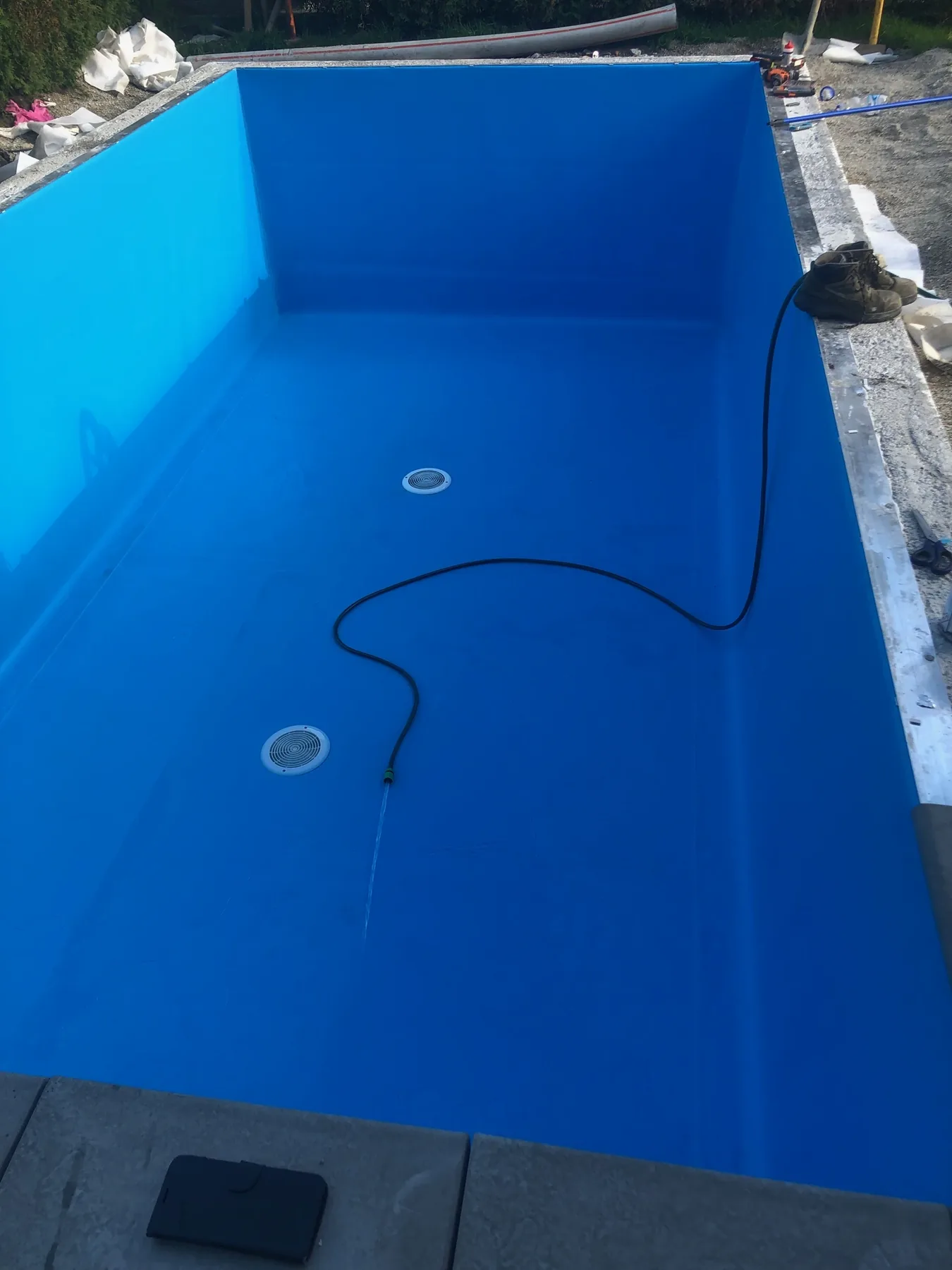 Lavoro reale — bocchette a pavimento, vasca azzurra