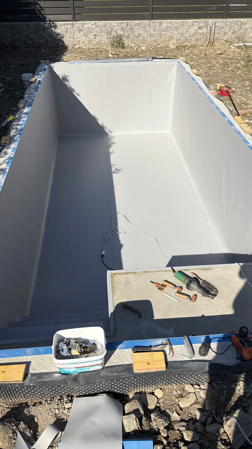 La scala finita — vasca 7x3,5 in PVC armato